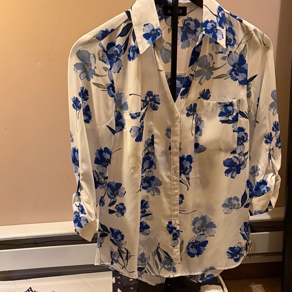 Ladies blouse, white with blue flowers